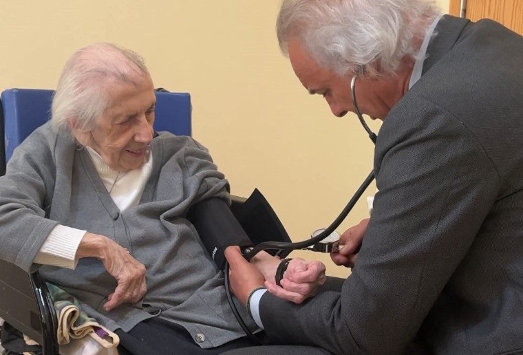 O surpreendente segredo da Irmã Rosario, a freira mais velha do mundo com 111 anos, comoveu o Dr. de la Peña