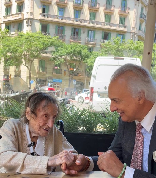Angelina Torres, aos 112 anos e a mulher mais velha de Espanha, revela os segredos da sua juventude ao Dr. Manuel de la Peña