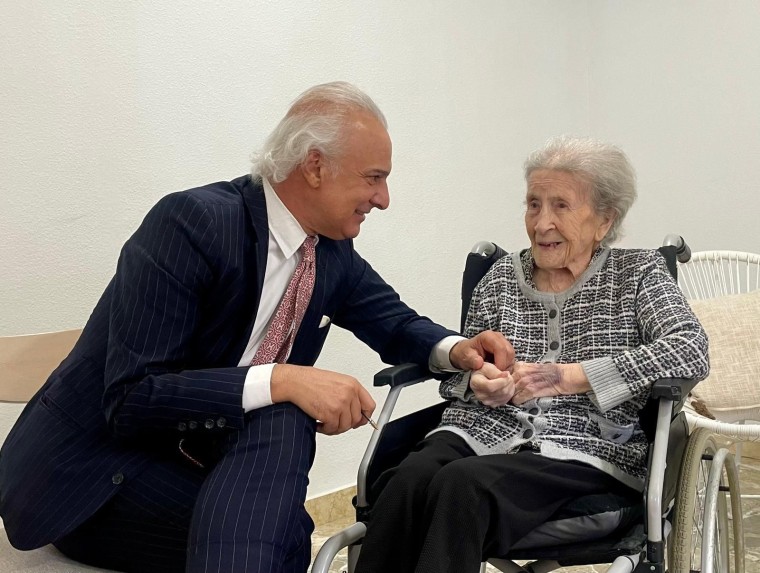 Crescencia comemora 111 anos como símbolo de vitalidade, liderada pelo Dr. Manuel de la Peña