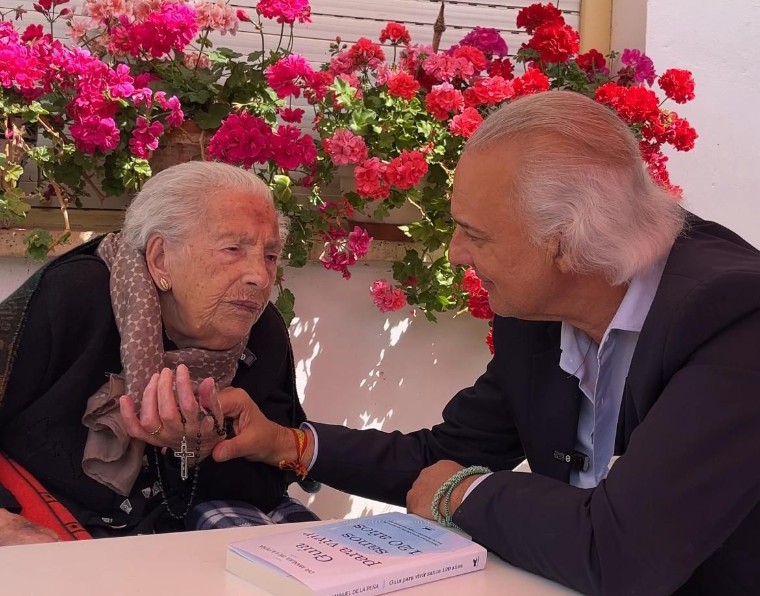 Teresa Fernández, aos 112 anos, torna-se a pessoa mais velha de Espanha, apoiada pelo Dr. Manuel de la Peña